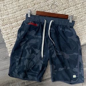 Vuori men’s bank shorts camouflage size small stretch